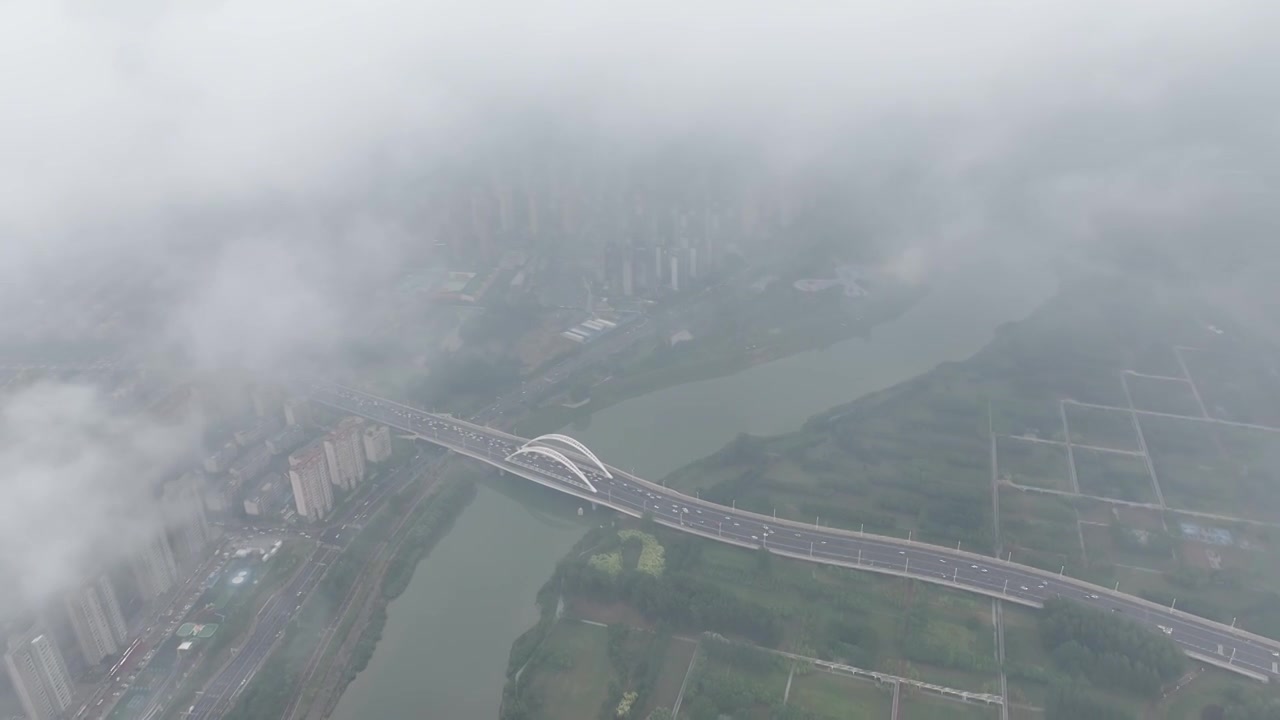 云雾中的周口沙颍河大桥城市大景视频素材