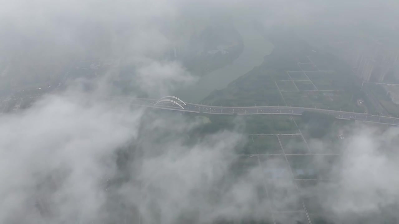 云雾中的周口沙颍河大桥城市大景视频素材