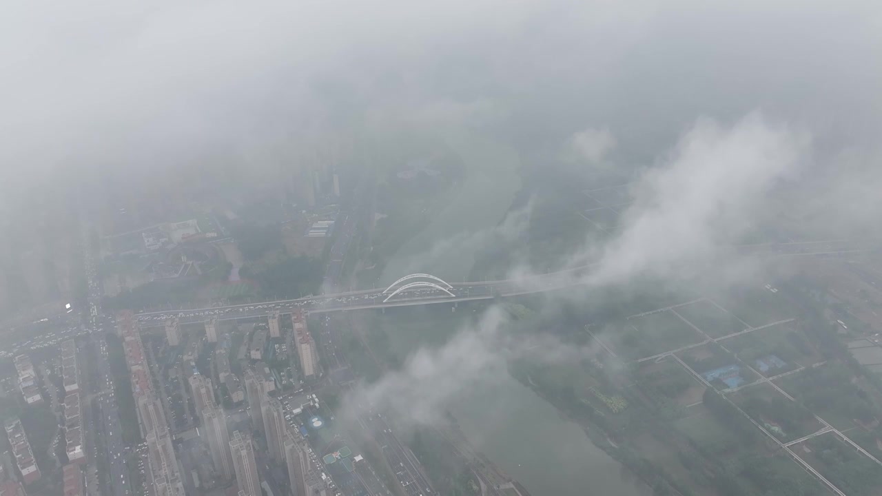 云雾中的周口沙颍河大桥城市大景视频素材