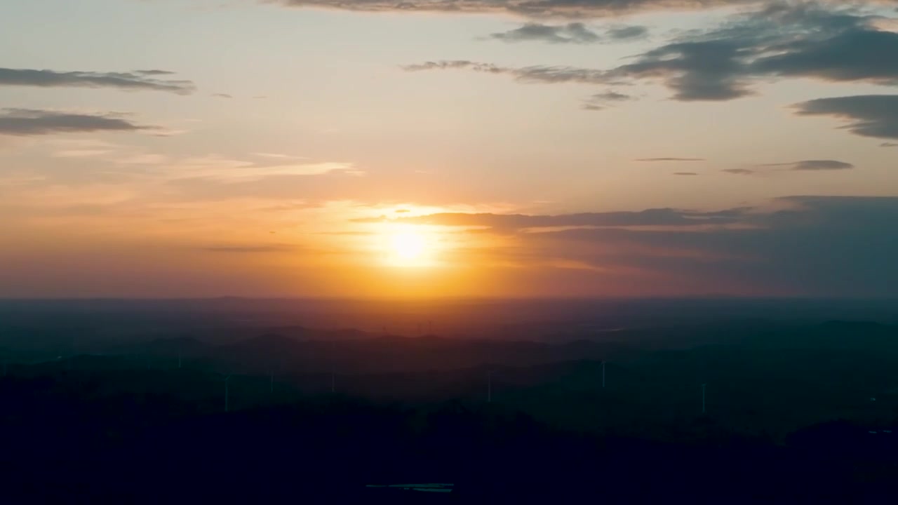 航拍坝上百里天路桦皮岭夕阳下的风力发电机组视频素材