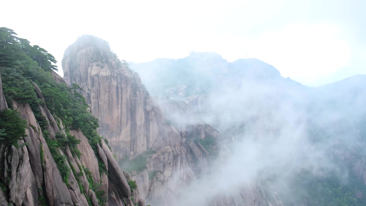 安徽黄山风景区云雾流动，尽显中国山水之美视频素材