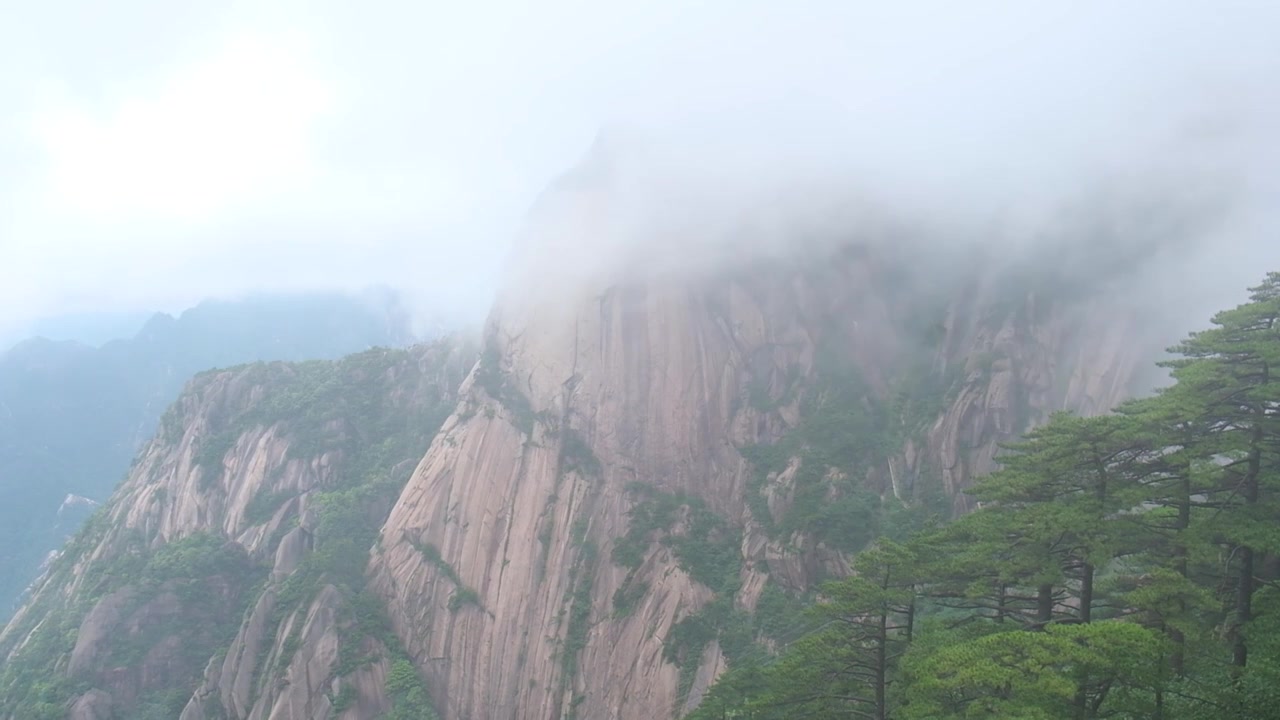 安徽黄山风景区云雾流动，尽显中国山水之美视频下载