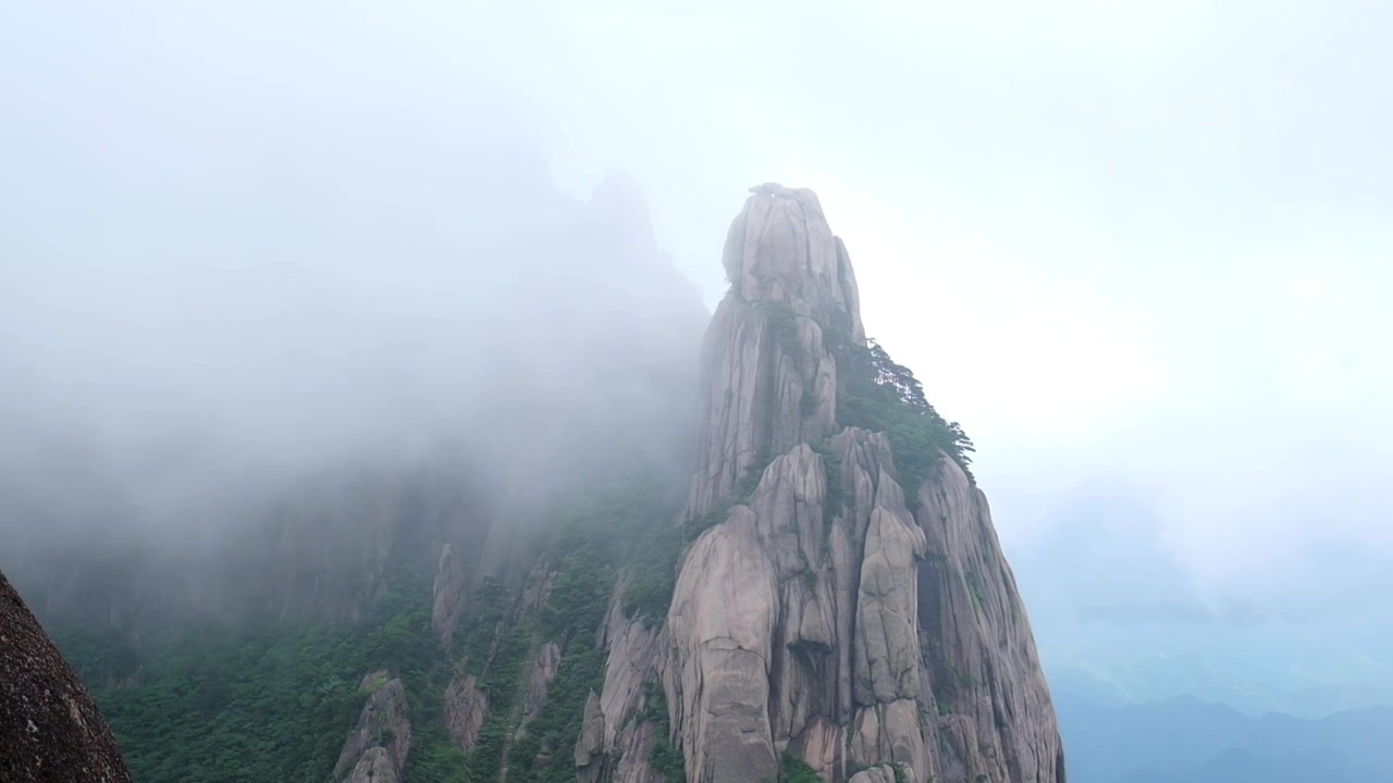 安徽黄山风景区云雾流动，尽显中国山水之美视频下载