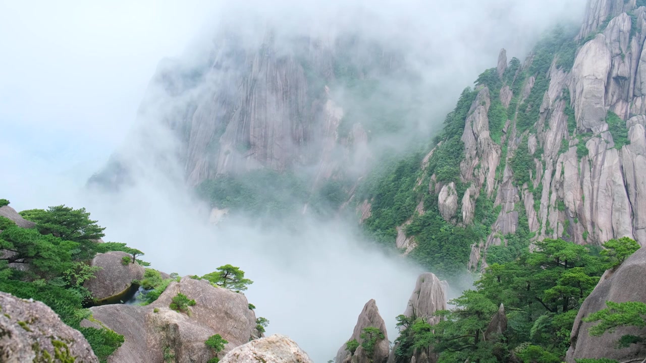 安徽黄山风景区云雾流动，尽显中国山水之美视频下载