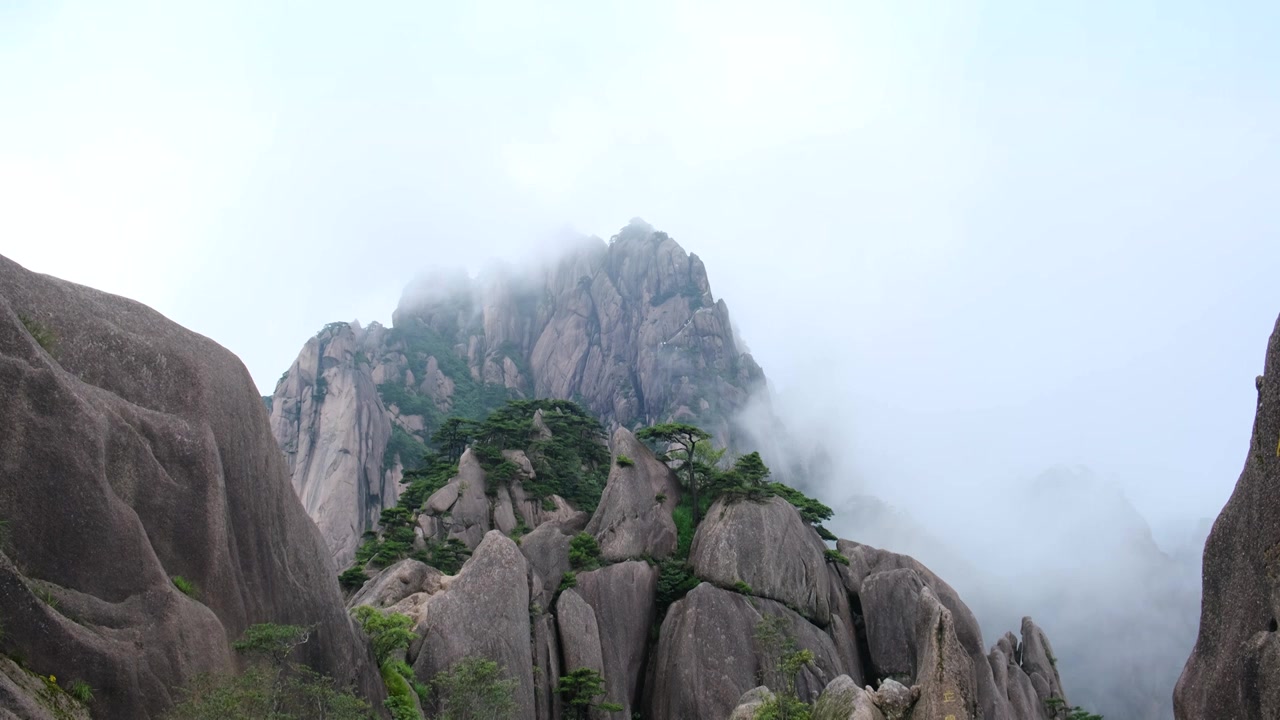 安徽黄山风景区云雾流动，尽显中国山水之美视频素材