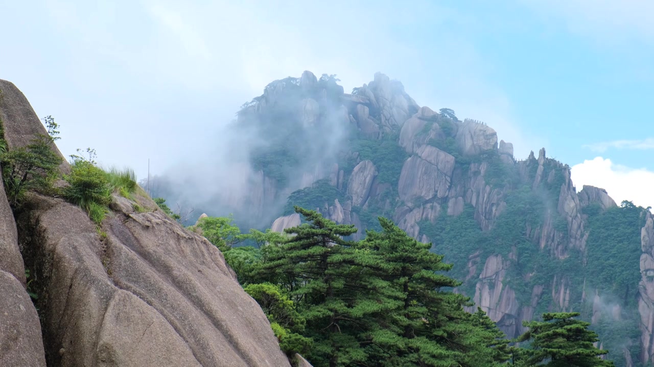 安徽黄山风景区云雾流动，尽显中国山水之美视频素材