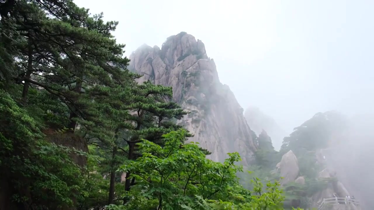 安徽黄山风景区云雾流动，尽显中国山水之美视频下载