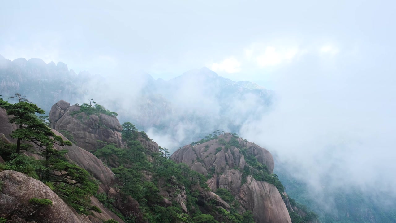 安徽黄山风景区云雾流动，尽显中国山水之美视频素材