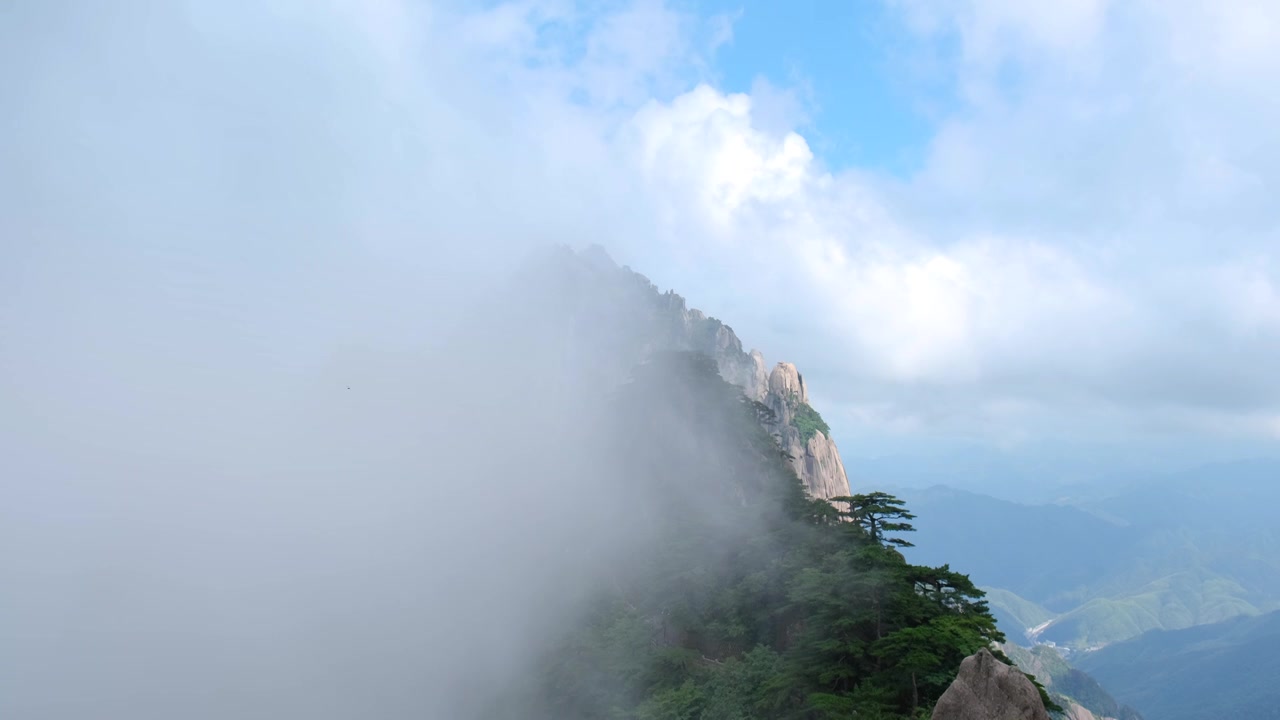 安徽黄山风景区云雾流动，尽显中国山水之美视频下载