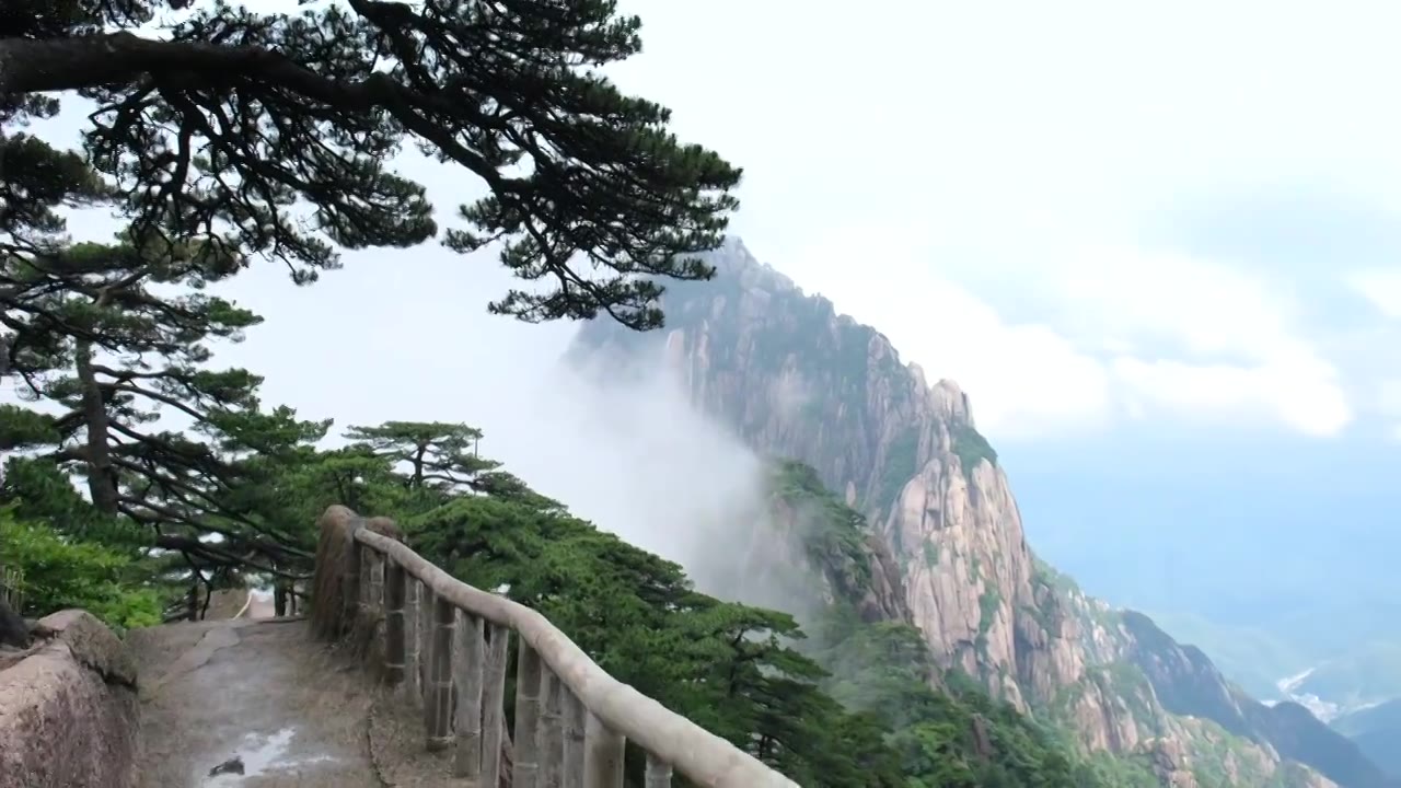 安徽黄山风景区云雾流动，尽显中国山水之美视频下载