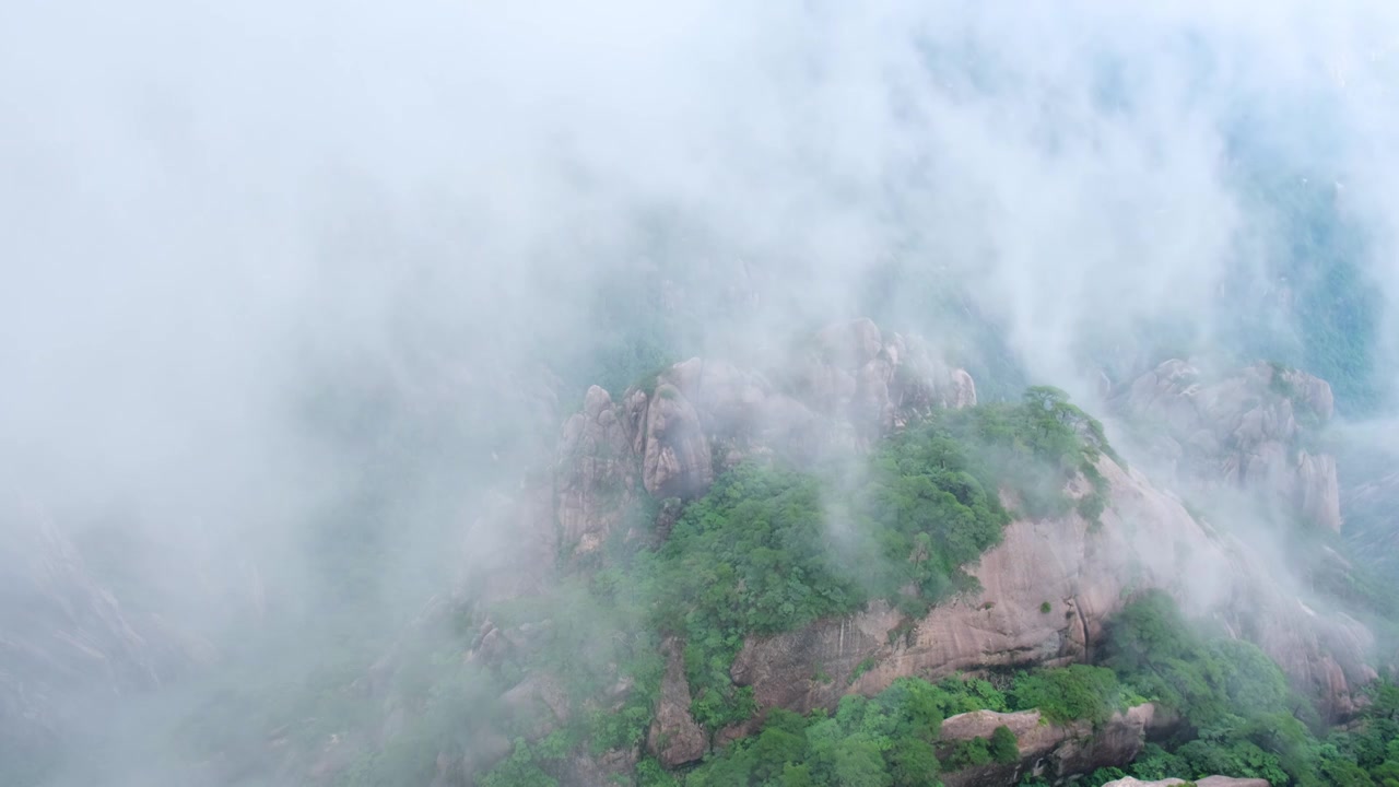 安徽黄山风景区云雾流动，尽显中国山水之美视频素材