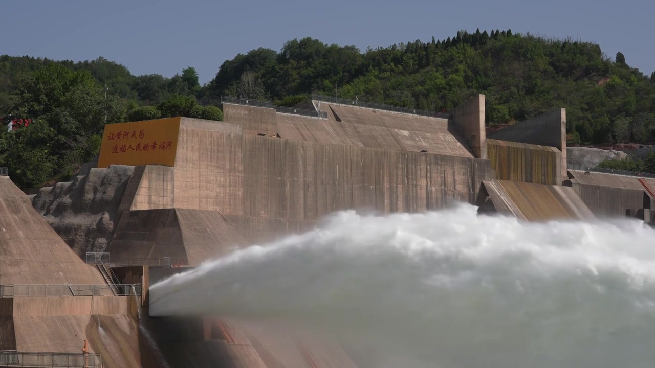 河南黄河小浪底水库汛期泄洪排水排沙视频素材