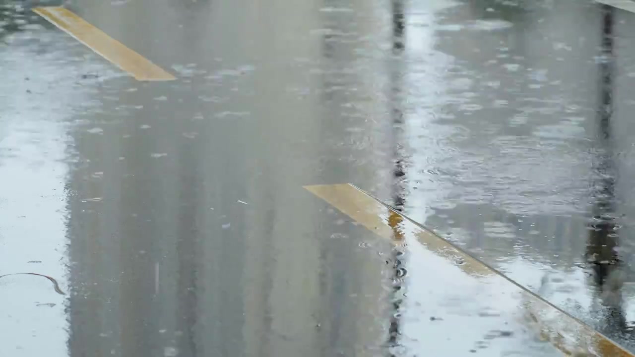 电动车驶过下雨路面视频素材