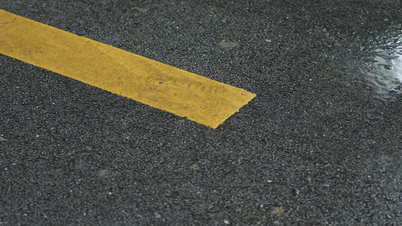 电动车驶过下雨路面视频素材