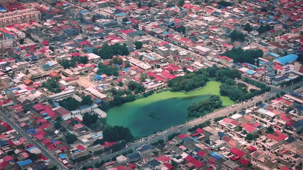 航拍多云天气下北方小县城的街景视频素材