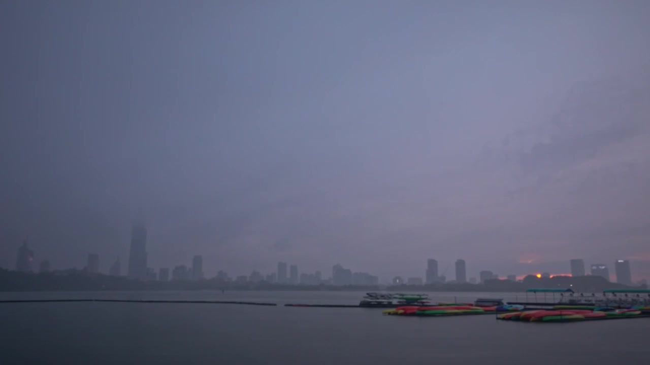 大雨天玄武湖火烧云梅开二度视频素材