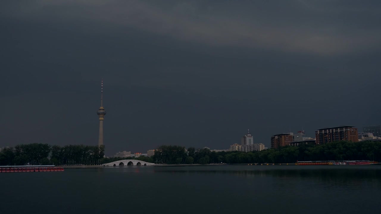 夏天北京玉渊潭公园八一湖电视塔积云雷雨闪电视频素材