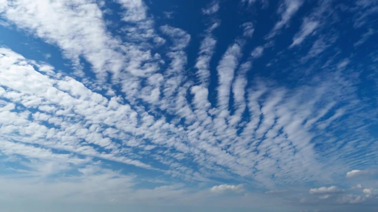 夏天鱼鳞云的天空延时视频素材