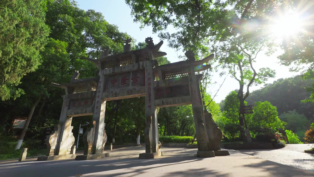 夏天无人的湖北襄阳古隆中景区地标牌坊视频素材