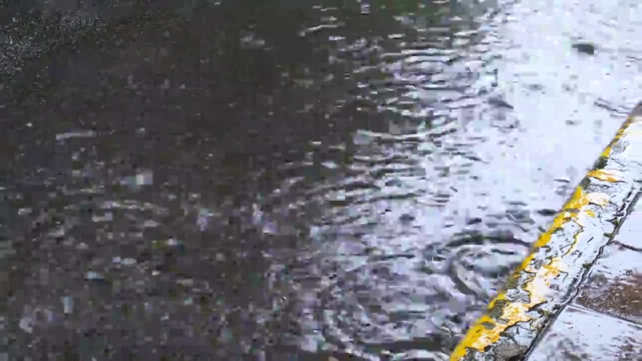 梅雨季节，雨滴，路面水坑视频素材