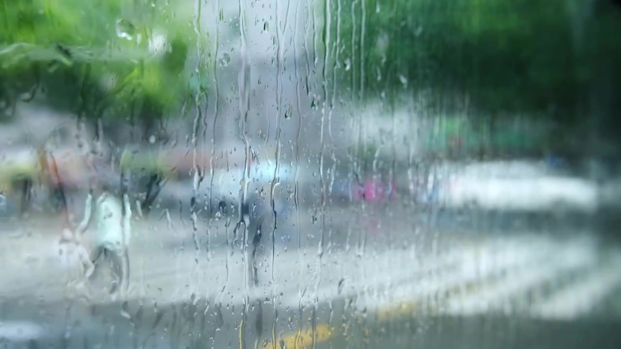 车窗向外看，模糊，雨滴，城市街景。视频素材