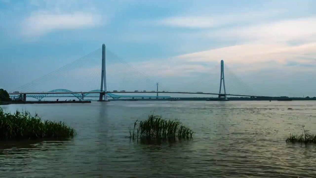 雨季的长江和南京大胜关长江大桥，江苏南京视频素材