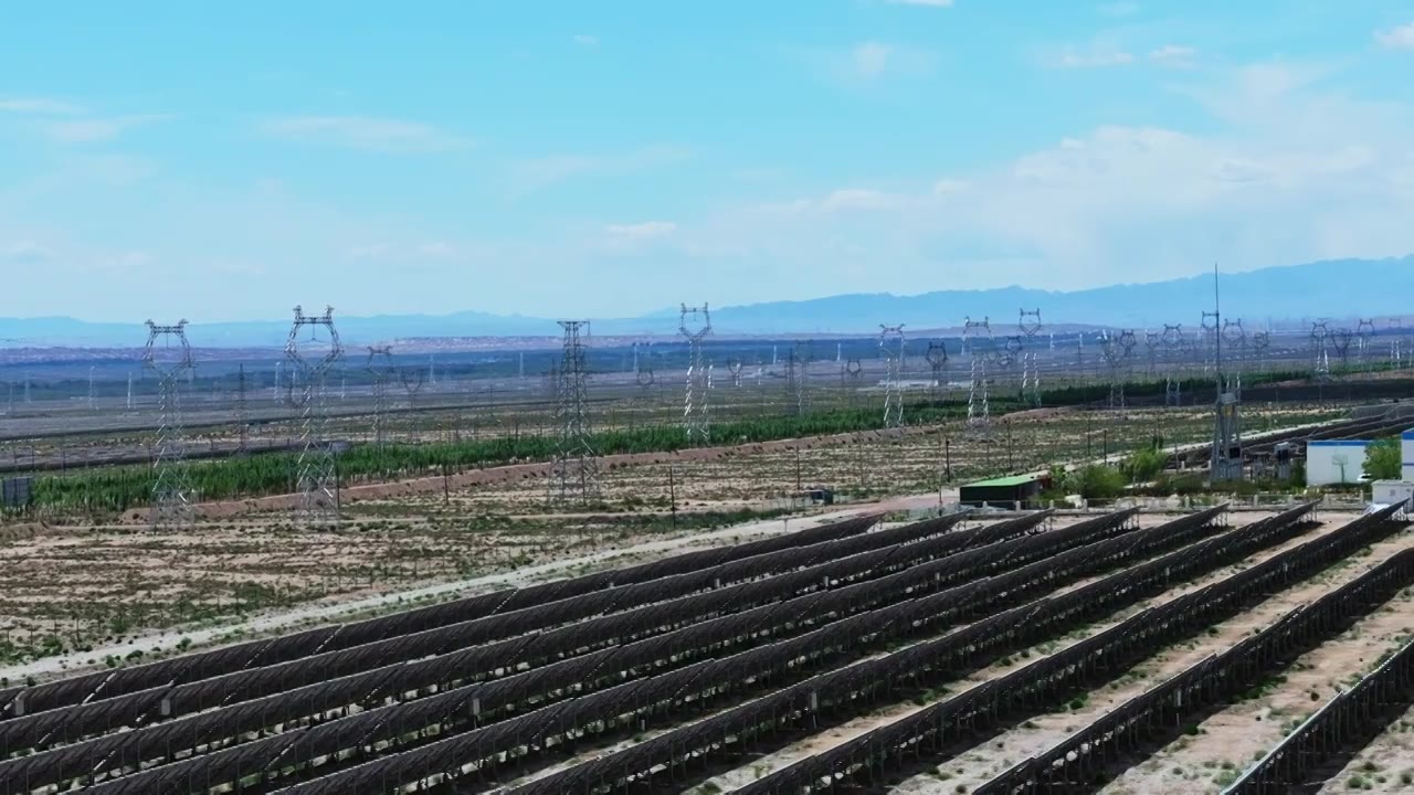 新能源太阳能电站高压电塔传输视频素材