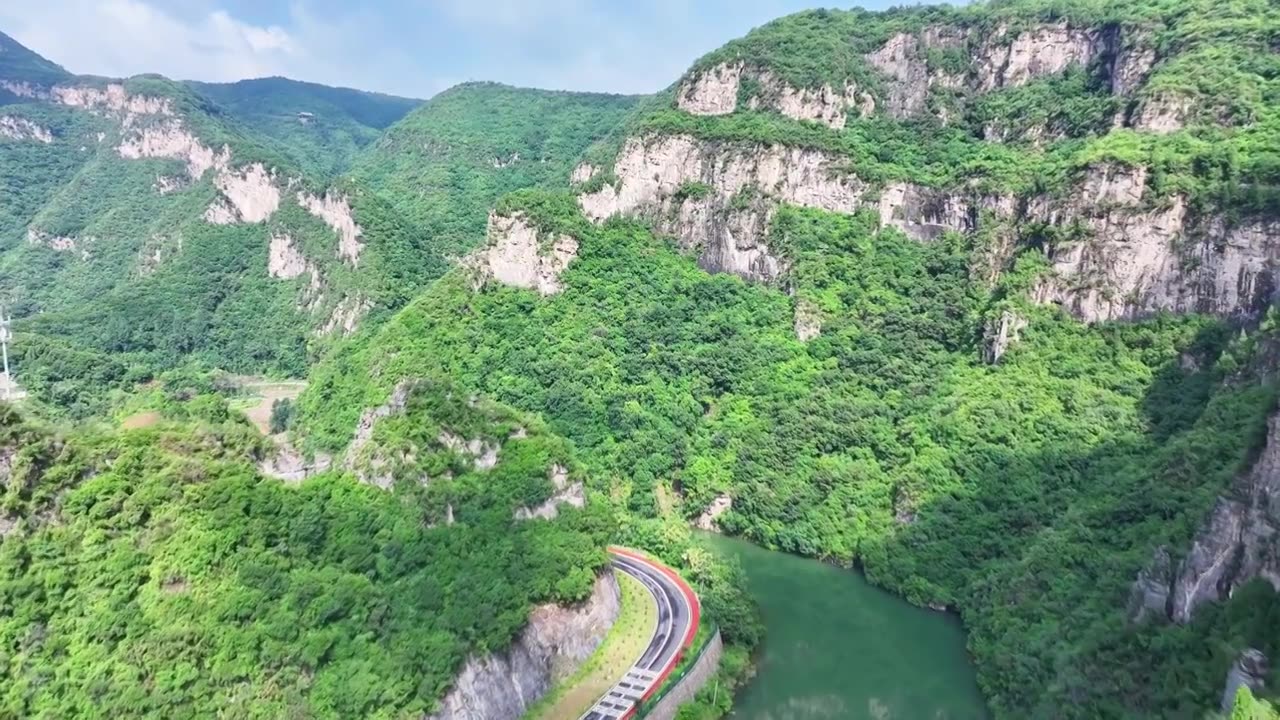 郑州市巩义市浮戏山雪花洞小龙池景区碧绿色溪流旁边的旅游公路视频素材