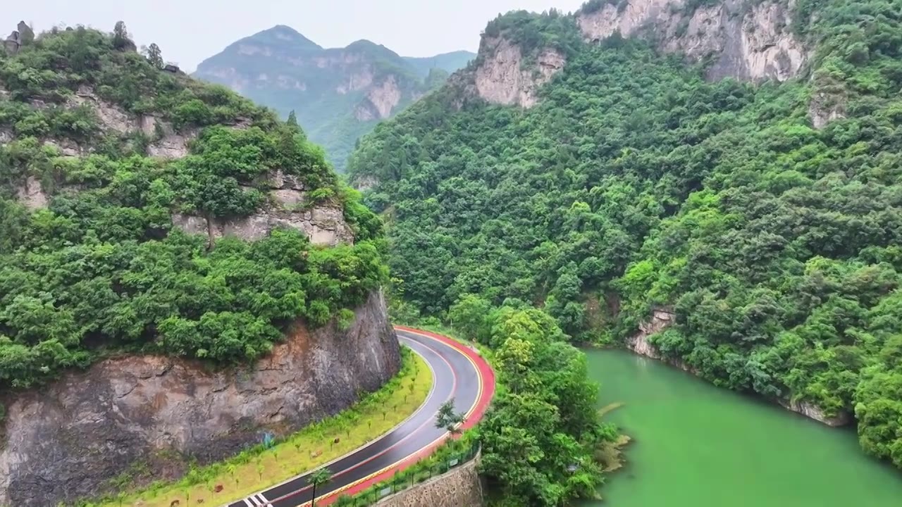 郑州市巩义市浮戏山雪花洞小龙池景区碧绿色溪流旁边的旅游公路视频素材