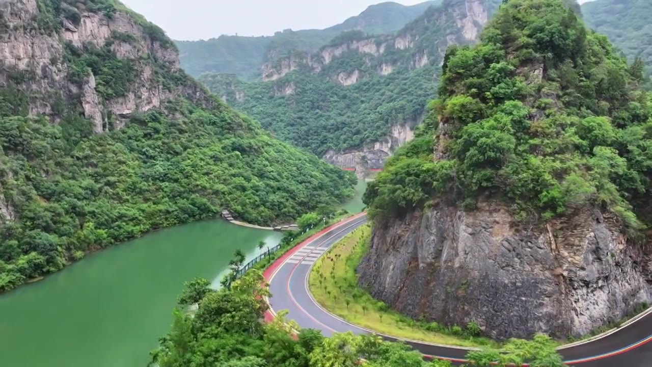 郑州市巩义市浮戏山雪花洞小龙池景区碧绿色溪流旁边的旅游公路视频下载