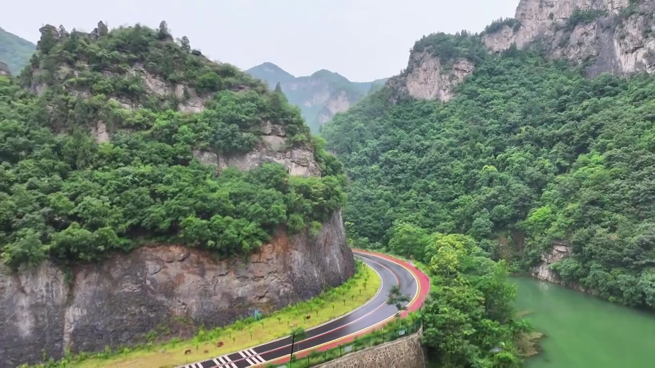 郑州市巩义市浮戏山雪花洞小龙池景区碧绿色溪流旁边的旅游公路视频下载