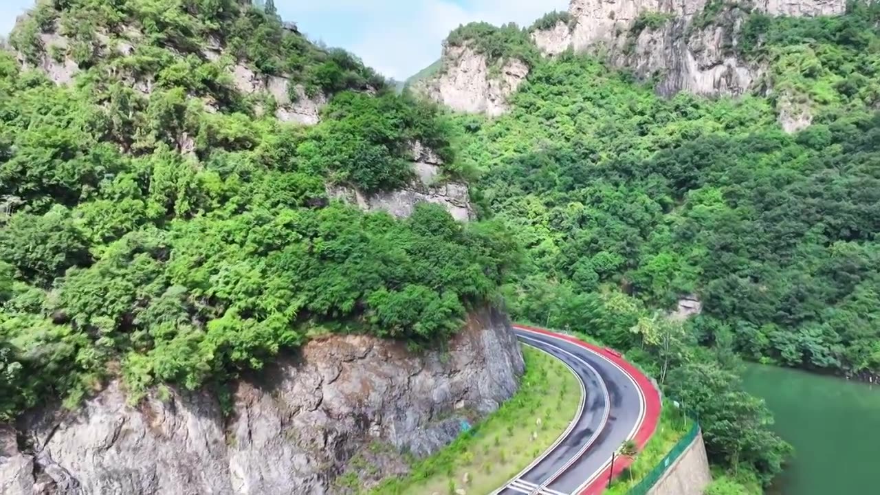 郑州市巩义市浮戏山雪花洞小龙池景区碧绿色溪流旁边的旅游公路视频下载