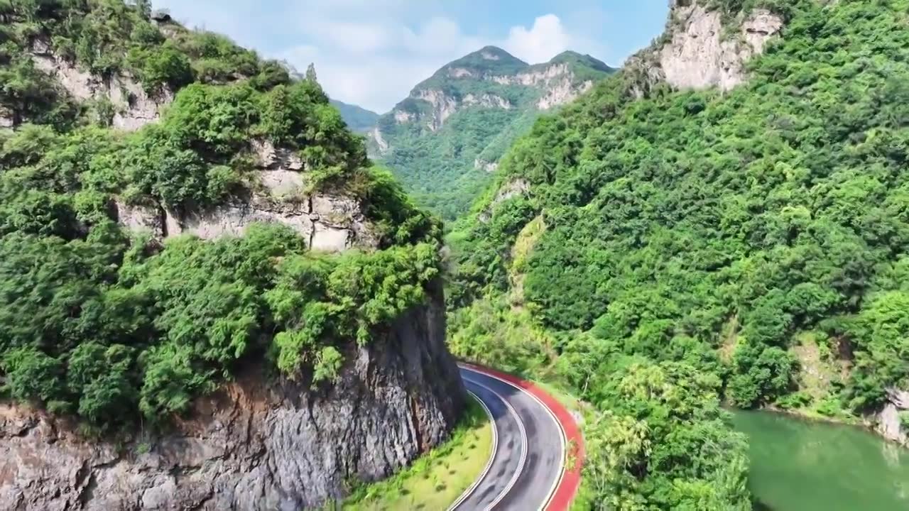 郑州市巩义市浮戏山雪花洞小龙池景区碧绿色溪流旁边的旅游公路视频下载