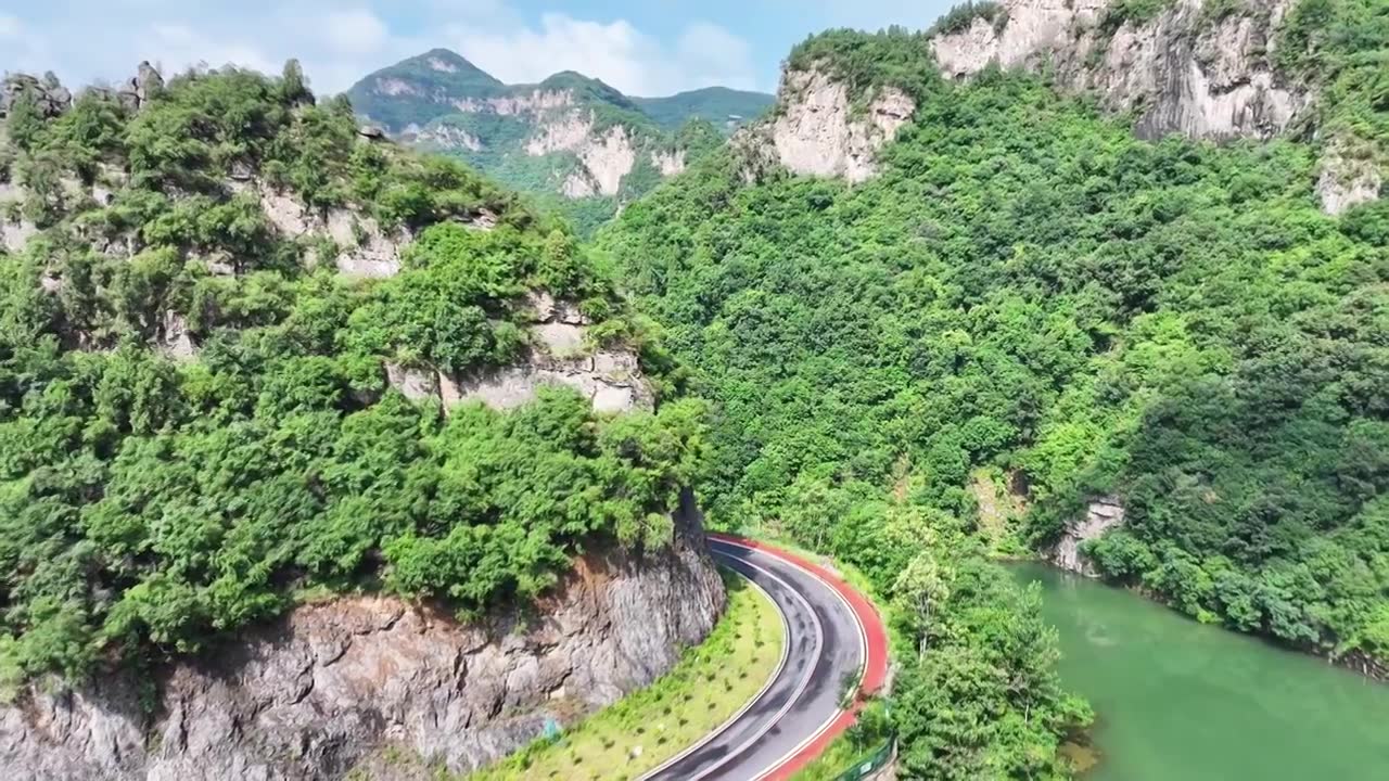 郑州市巩义市浮戏山雪花洞小龙池景区碧绿色溪流旁边的旅游公路视频下载