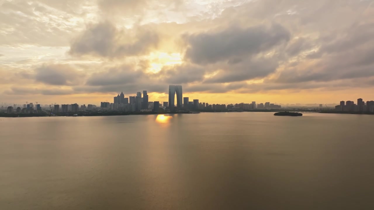 雨季，傍晚的城市湖泊，金鸡湖视频素材