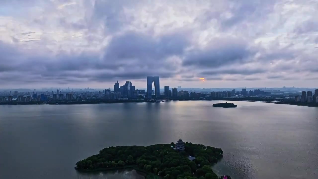 雨季，傍晚的城市湖泊，金鸡湖视频素材