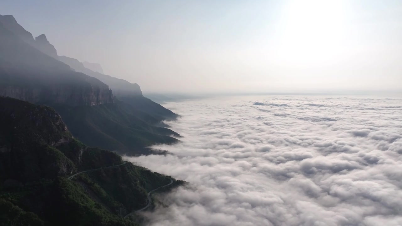 河南省辉县市薄壁镇南太行山区宝泉景区附近雨后日出云海奇观视频下载