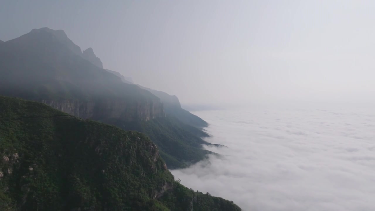 河南省辉县市薄壁镇南太行山区宝泉景区附近雨后日出云海奇观视频素材