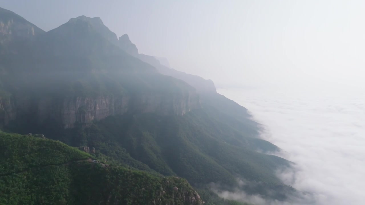 河南省辉县市薄壁镇南太行山区宝泉景区附近雨后日出云海奇观视频素材