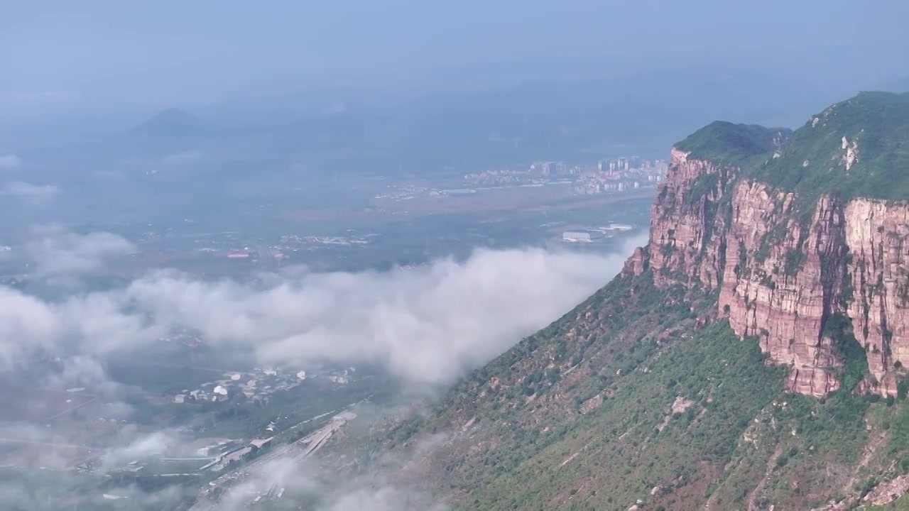 河南省辉县市薄壁镇南太行山区宝泉景区附近雨后日出云海奇观视频下载