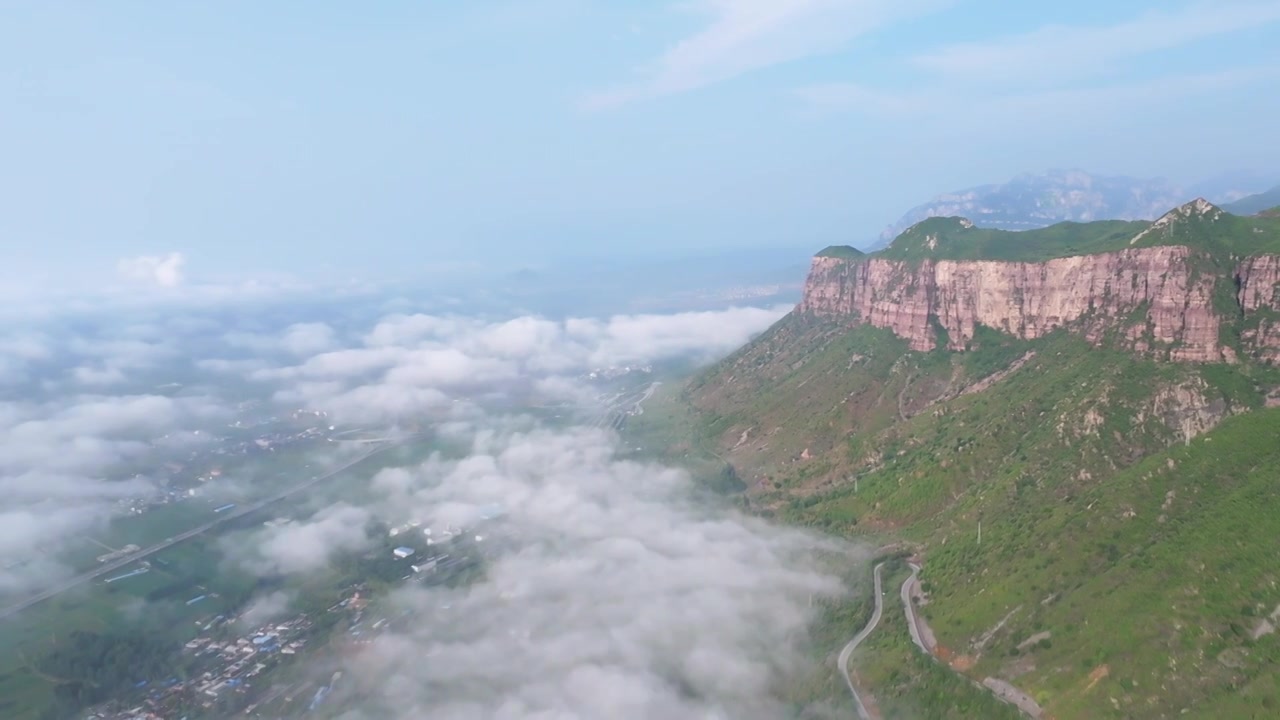 河南省辉县市薄壁镇南太行山区宝泉景区附近雨后日出云海奇观视频下载