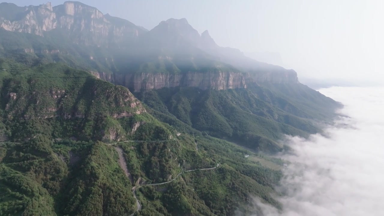 河南省辉县市薄壁镇南太行山区宝泉景区附近雨后日出云海奇观视频下载