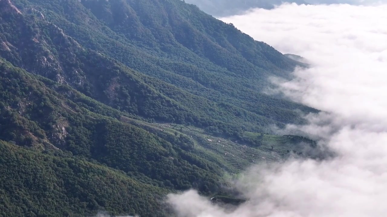 河南省辉县市薄壁镇南太行山区宝泉景区附近雨后日出云海奇观视频下载