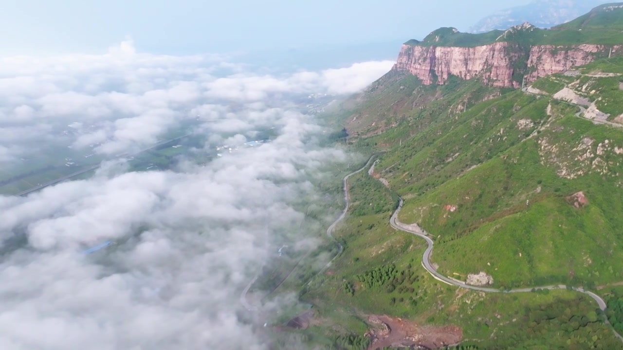 河南省辉县市薄壁镇南太行山区宝泉景区附近雨后日出云海奇观视频下载