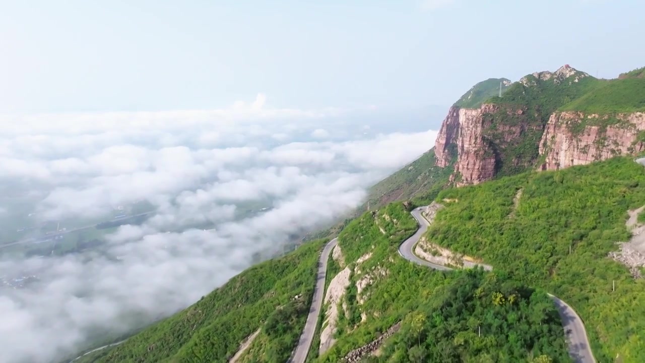 河南省辉县市薄壁镇南太行山区宝泉景区附近雨后日出云海奇观视频下载