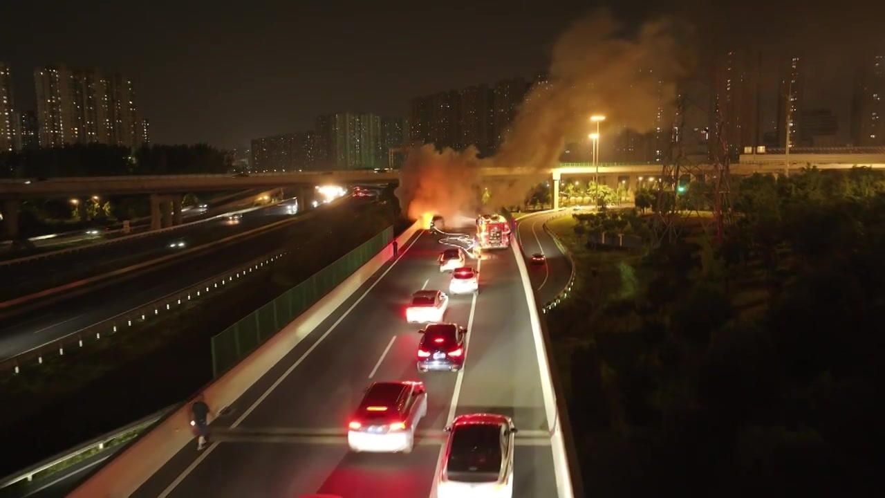 航拍南京环城路火灾扑救现场视频下载