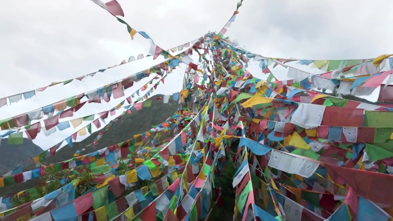 青藏高原藏区经幡随风飘扬宗教背景视频素材