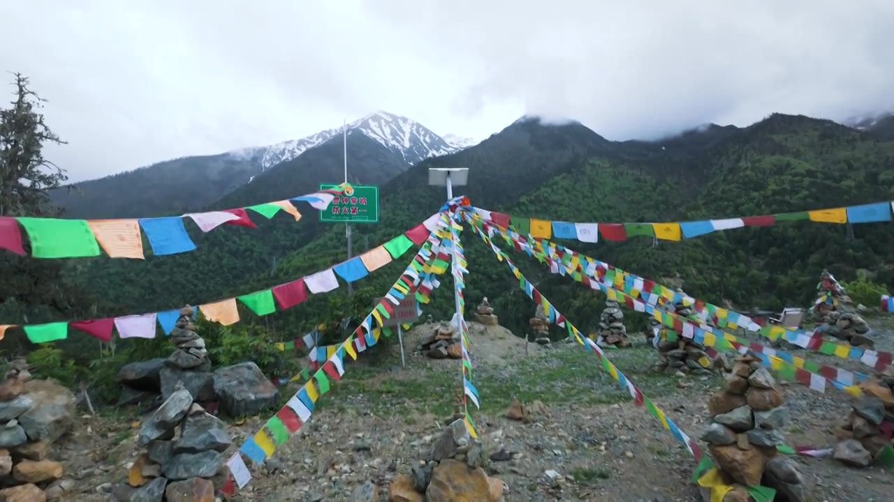 青藏高原雪山经幡飘扬藏族背景视频素材