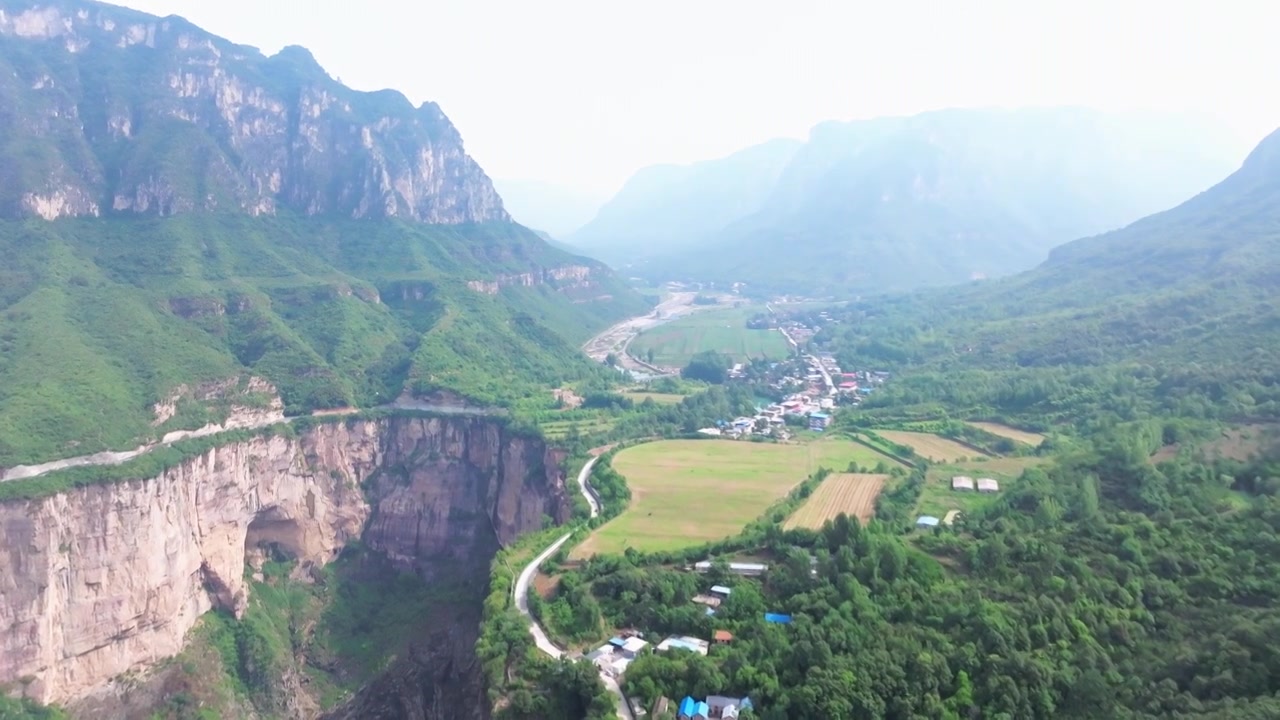 河南省辉县市薄壁镇南太行山区峡谷中的宝泉景区视频素材