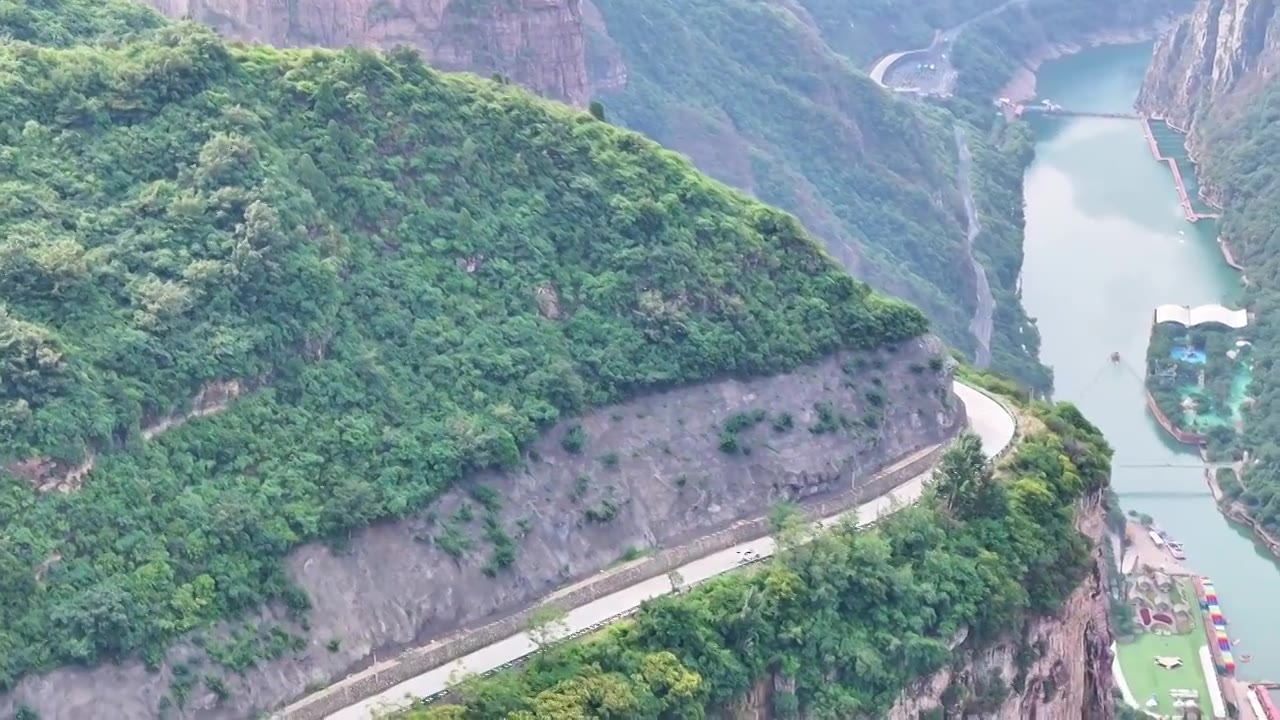 河南省辉县市薄壁镇南太行山区峡谷中的宝泉景区视频素材